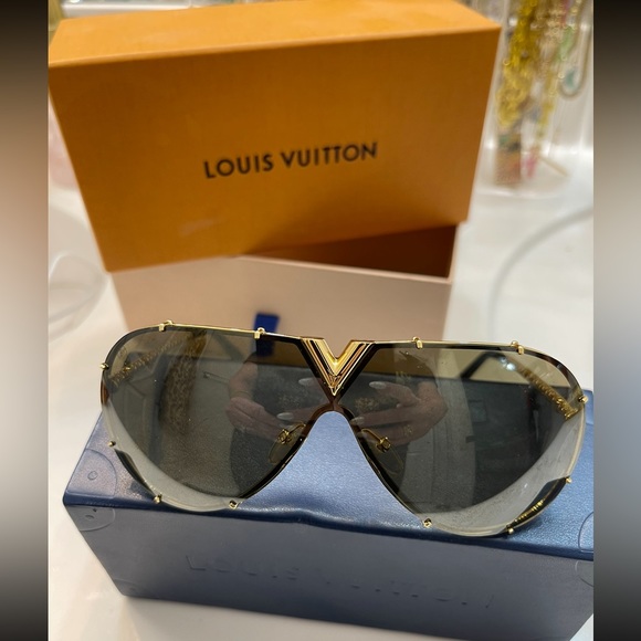 Louis Vuitton Accessories - Louis Vuitton sunglasses!! No scratches!!